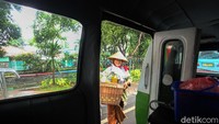 Dengan berpindah-pindah tempat, ia menjajakan jamu tradisionalnya menggunakan angkutan umum.