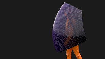 Baju anti virus corona ini bisa menyelubungi pemakainya dengan material PVC. (penda_china/Instagram)