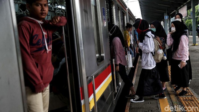 Penumpang KRL di Stasiun Manggarai Rute KRL Jakarta-Bogor jadi perhatian usai Gubernur Jakarta Anies Baswedan akui jalur itu riskan corona. Meski begitu KRL rute itu masih ramai digunakan warga.