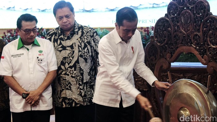 Presiden Joko Widodo (Jokowi) membuka musyawarah nasional IX Himpunan Kerukunan Tani Indonesia (HKTI) di Istana Negara, Jakarta, Kamis (12/3/2020). Jokowi cerita minum jamu 3 kali sehari karena ada wabah virus Corona.