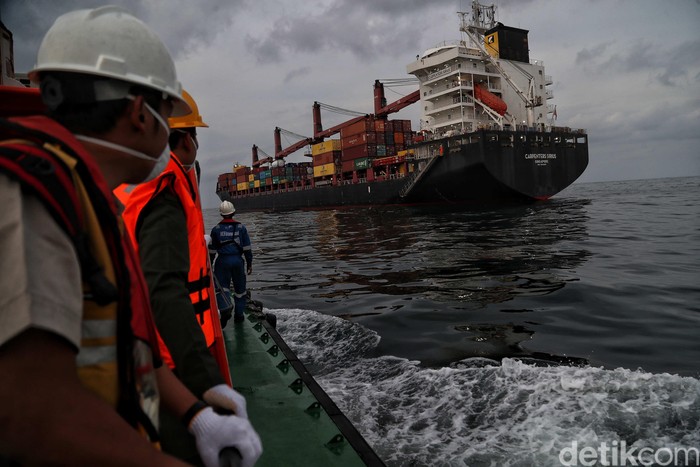 Awak Kapal Carpenters Sirius Singapore diperiksa petugas kesehatan pelabuhan sebelumnya bersandar di Pelabuhan Tanjung Priok, Jakarta. Hal ini untuk mencegah corona.