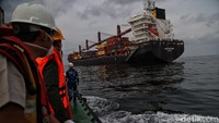 Petugas Kantor Kesehatan Pelabuhan memeriksa Kapal Carpenters Sirius Singapore di tengah laut sejauh 4 mil dari dermaga saat akan memasuki Pelabuhan Tanjung Priok, Jakarta Utara, Kamis (12/3).