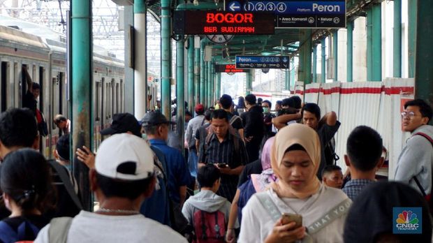 Pengunjung mengugunakan transportasi KRL di Stasiun Tujuan Bogor-Jakarta Kota, Kamis,12/3/2020. Paparan Gubernur DKI Jakarta Anies Baswedan terkait risiko penyebaran virus corona yang menyebabkan Covid-19 via transportasi salah satunya KRL commuterline rute Bogor-Depok-Jakarta Kota berisiko tinggi menjadi area penyebaran virus corona terbesar. Beberapa penumpang juga menggunakan masker guna antisipasi penyebaran virus. Pantauan CNBC Indonesia Penumpang yang telah menumpuk mulai berjalan merangsek mendekati arah datangnya kereta. Jam-jam sibuk kendaraan umum dimana banyak para pekerja yang memulai aktivitasnya sehingga terlihat tidak ada tempat untuk bergerak.   (CNBC Indonesia/Muhammad Sabki)