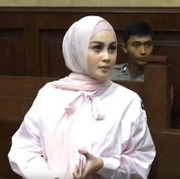 Jennifer Dunn menikah siri dengan Faisal Harris pada Desember 2016. Saat itu sang mempelai pria masih berstatus suami dari Sarita Abdul Mukti. Pernikahan keduanya sempat menjadi kontroversi lantaran tuduhan pelakor yang dialamatkan pada Jennifer. Ia juga pernah dilabrak anak dari Faisal dan Sarita, Shafa Harris, di sebuah pusat perbelanjaan. Foto: 20Detik