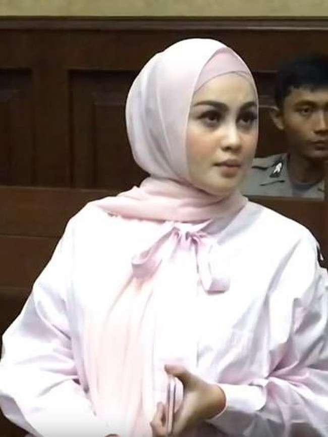 Jennifer Dunn menikah siri dengan Faisal Harris pada Desember 2016. Saat itu sang mempelai pria masih berstatus suami dari Sarita Abdul Mukti. Pernikahan keduanya sempat menjadi kontroversi lantaran tuduhan pelakor yang dialamatkan pada Jennifer. Ia juga pernah dilabrak anak dari Faisal dan Sarita, Shafa Harris, di sebuah pusat perbelanjaan. Foto: 20Detik
