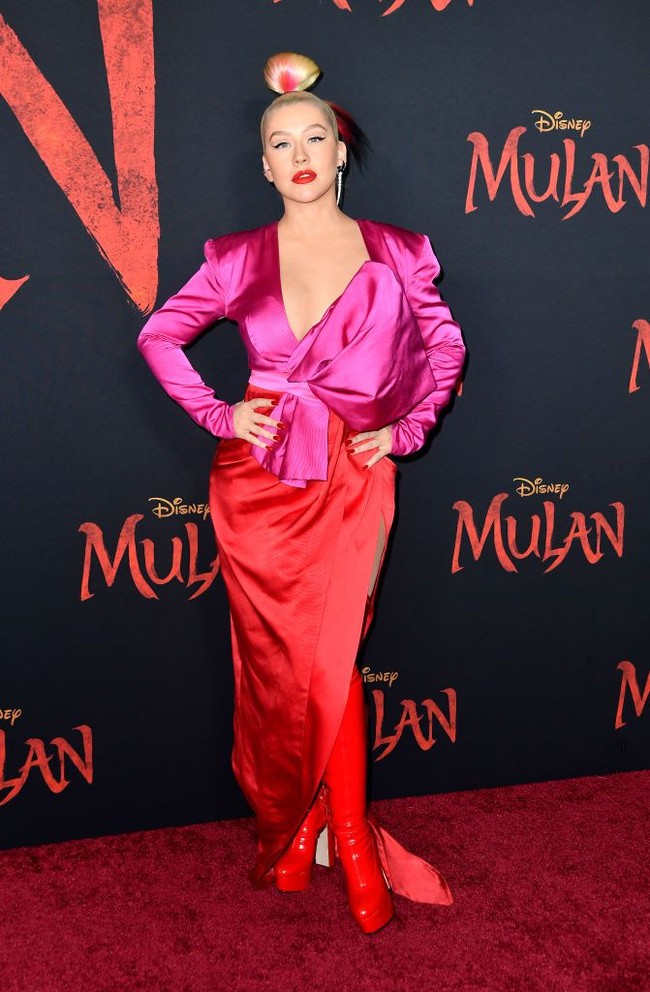 Pemutaran perdana film Mulan versi live-action berlangsung di Dolby Theatre, Hollywood, AS, belum lama ini. Meski dibayangi teror virus corona, premier tersebut tetap meriah dengan kehadiran para bintangnya. Tanpa terkecuali Christina Aguilera. (Foto: Getty Images)