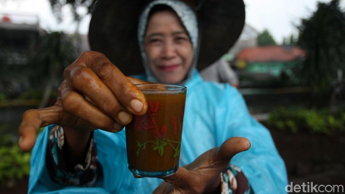 Wabah virus corona membuat warga lebih memperhatikan kesehatan diri untuk menangkal virus tersebut. Salah satunya dengan meminum jamu tradisional.