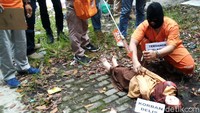 Pelaku mengikat tangan Delis menggunakan kabel televisi.