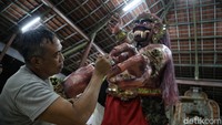 Seorang umat Hindu sedang menyelesaikan pembuatan ogoh-ogoh untuk menyambut Melasti dan Hari Raya Nyepi.