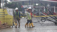 Kejadian ini sempat menimbulkan kemacetan di sekitar lokasi.