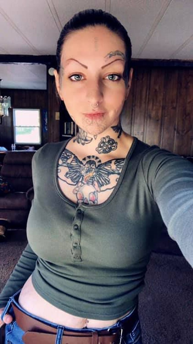 Tak hanya profesinya yang kontroversi, penampilannya pun menjadi sensasi. Chase memiliiki banyak tato, bahkan di wajahnya. Foto: Instagram