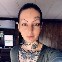 Tak hanya profesinya yang kontroversi, penampilannya pun menjadi sensasi. Chase memiliiki banyak tato, bahkan di wajahnya. Foto: Instagram