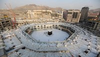 Namun sejak mewabahnya Corona, Kerajaan Arab Saudi memutuskan untuk melarang umroh. Akibatnya, Kakbah pun sempat sepi. (AFP)