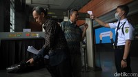 Petugas yang memeriksa suhu tubuh para pengunjung itu tampak mengenakan masker.