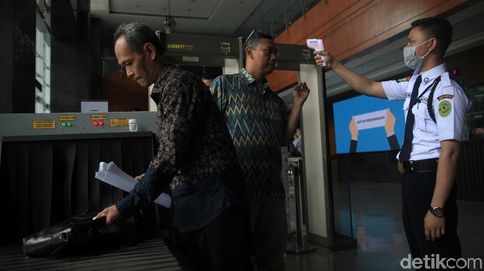 Pencegahan Virus Corona di PN Jakarta Pusat Para pengunjung dan petugas di Pengadilan Negeri Jakarta Pusat diperiksa suhu tubuhnya saat akan memasuki gedung. Hal itu dilakukan guna cegah penyebaran corona