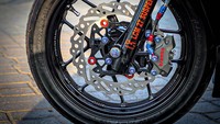 Enggak hanya mengubah tampilan jadi lebih sporty, sektor performa juga ditingkatkan melalui upgrade pengeraman. Tuas rem bawaan diganti CRG Raceline dengan kombinasi kaliper Brembo dan cakram Braketech.Foto: 2banh.vn