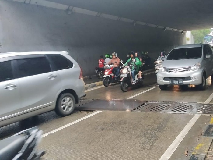 Kondisi Jalan di Undepass Mampang yang Amblas Ditutup Pelat Besi