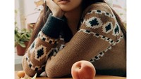Wanita cantik kelahiran 1991 ini telah banyak membintangi drama dan film. Ia seringkali dipasangkan dengan aktor tampan seperti Gong Yoo dan kali ini Lee Min Ho. Memiliki paras cantik, Go Eun juga sering menjadi model majalah. Seperti pemotretannya kali ini, berpose dengan buah peach dan kelengkeng. Foto: Instagram @ggonekim