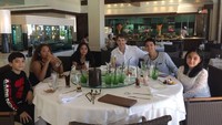 Penampilan Junior sebagai Glen di film Mariposa bisa dilihat mulai hari ini. Begini nih momen santainya saat makan bareng keluarga. Foto: Instagram juniorrobertss