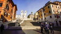 Spanish Step jadi salah satu landmark yang cukup populer di Kota Roma, Italia. Warga maupun turis ramai mengunjungi kawasan itu saat dipotret pada 14 November 2019 silam. Namun, keramaian itu tak tampak lagi saat landmark Spanish Step dipotret pada Selasa (10/3/2020) kemarin. AP Photo/Andrew Medichini.