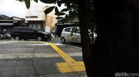 Jalur berwarna kuning yang biasanya ditemukan di atas trotoar itu dibangun untuk memberikan kemudahan bagi penyintas disabilitas, khususnya penyandang tuna netra yang melintasi trotoar tersebut.
