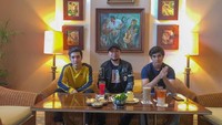 Mampir ke hotel berbintang di Jakarta, Junior sempatkan minum dan ngemil bareng teman-temannya. Foto: Instagram juniorrobertss