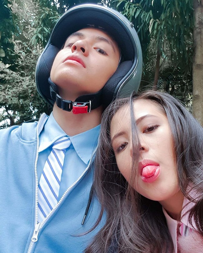 Mantan member JKT 48 Zara dan Angga Yunanda kembali disandingkan menjadi pasangan di film terbaru berjudul Mariposa. Sebelumnya Zara dan Angga telah bermain di film Dua Garis Biru. Sejak saat itu, keduanya pun tampak semakin dekat.  Foto: Instagram