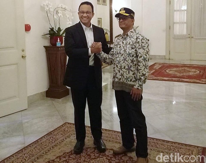 Gubernur Jakarta Anies Baswedan bertemu dengan pria yang memiliki wajah mirip dengannya. Pria itu adalah Wasil Afin, seorang penjual nasi goreng dari Wonosobo.