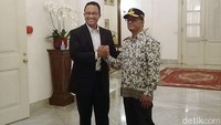 Gubernur DKI Jakarta Anies Baswedan bertemu langsung dengan pria yang memiliki wajah mirip dengannya. Pria itu adalah Wasil Arifin, seorang pria yang berprofesi sebagai penjual nasio goreng di Kabupaten Wonosobo.
