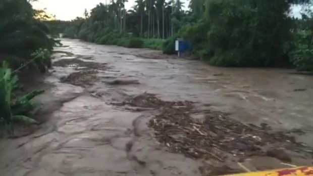 Banjir Bandang Terjang Sumbar, Puluhan Rumah Rusak-Jembatan Roboh