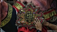 Bermacam aksesoris telah terpasang di ogoh-ogoh tersebut.