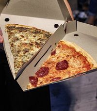 Yuk! Ngemil 'Sliced Pizza', Pizza Potongan yang Mantap di Sini