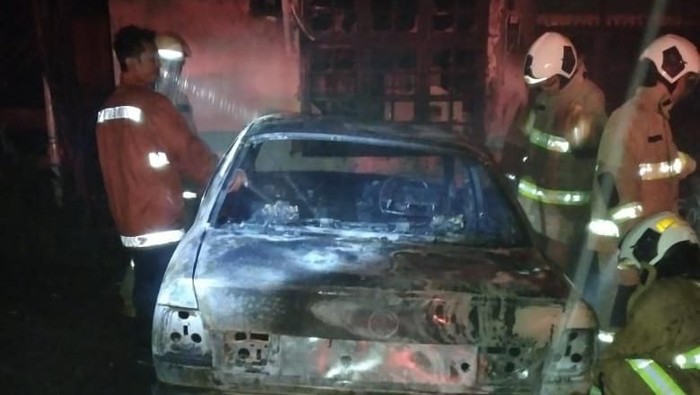Mobil warga Pulogadung, Jaktim terbakar di garasi