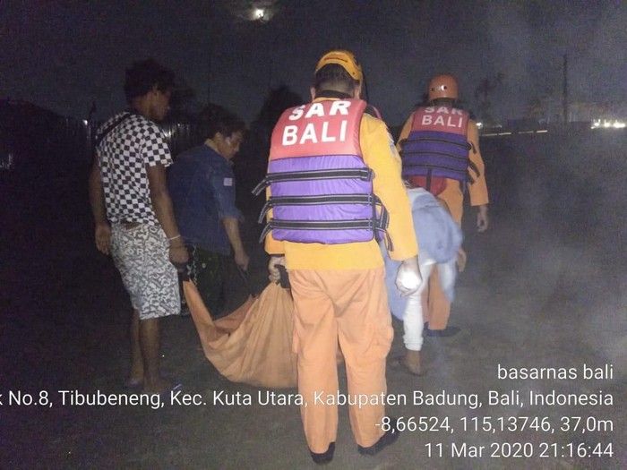 Imam Syafii (23) ditemukan tak bernyawa setelah hilang terseret arus di Pantai Berawa, Canggu. Korban terseret arus saat berenang bersama dua rekannya.