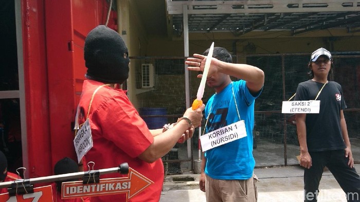 Rekonstruksi pembacokan warga Serang, Banten, yang tewaskan 1 orang (M Iqbal/detikcom)