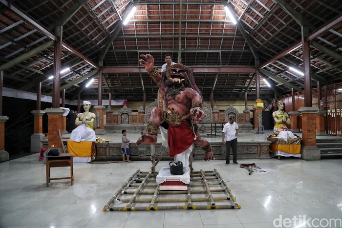 Ogoh-ogoh di Pura Dalem Purnajati Tanjung Puri Sejumlah umat Hindu membuat ogoh-ogoh di kawasan Pura Dalem Purna Jati Tanjung Puri, Jakarta Utara, Rabu (11/3). Menurut keterangan mereka, akibat wabah virus Corona Indonesia membuat aksi parade ogoh-ogoh (Tawur Agung) pada Minggu (15/3) dibatalkan karena tidak mendapatkan izin keramaian untuk sementara ini dari Pemprov DKI Jakarta.