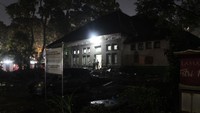 Kisah Rumah Kentang yang terletak di Jalan Banda, Kota Bandung telah lama menjadi urband legend bagi warga setempat. Rumah peninggalan Belanda yang sempat terbengkalai itu dikaitkan dengan hal-hal mistis, mulai dari bau kentang hingga penampakan mahkluk halus. Foto: Yudha Maulana