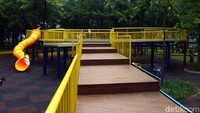 Desainnya yang dibuat ramah anak membuat taman ini menjadi favorit.