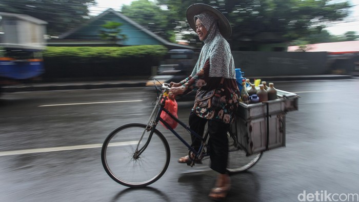 Di Tengah Wabah Corona, Jamu Tradisional Semakin Dicintai Wabah virus corona membuat warga lebih memperhatikan kesehatan diri untuk menangkal virus tersebut. Salah satunya dengan meminum jamu tradisional.