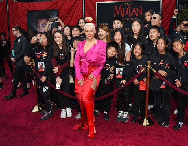 Gaya Christina Aguilera kian mencuri perhatian berkat sepasang boots latex merah yang menopang kakinya. Alas kaki tersebut merupakan keluaran label Gina Shoes. Menurut Footwear News, tinggi haknya mencapai 13 cm. (Foto: Getty Images)