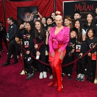 Gaya Christina Aguilera kian mencuri perhatian berkat sepasang boots latex merah yang menopang kakinya. Alas kaki tersebut merupakan keluaran label Gina Shoes. Menurut Footwear News, tinggi haknya mencapai 13 cm. (Foto: Getty Images)