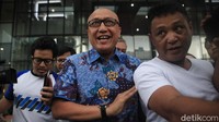 Tagop keluar gedung KPK, Jalan Kuningan Persada, Jakarta Selatan, Kamis (12/3/2020) sekitar pukul 16.30 WIB. Tagop Sudarsono tampak memakai pakaian batik warna biru.