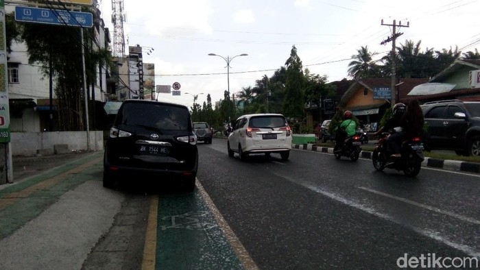 Jalur sepeda di Medan masih menjadi lokasi parkir liar.