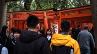 Siapa yang tidak kenal dengan Fushimi Inari Taisha? Jika sedang ramai, untuk sekedar berfoto saja traveler harus rebutan dengan turis lainnya. (Getty Images)