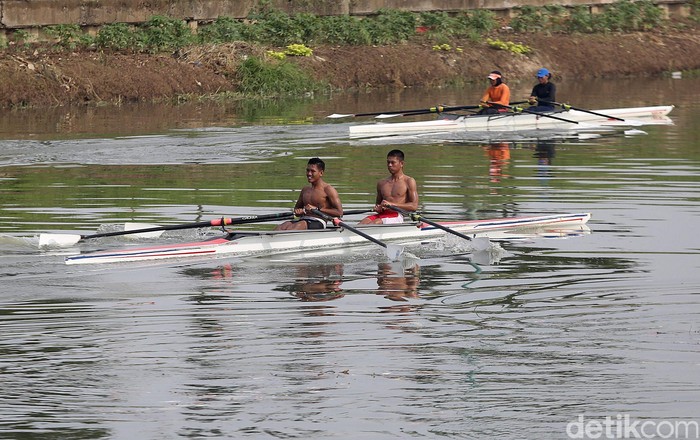 Sejumlah atlet dayung DKI Jakarta berlatih di kawasan Kanal Banjir Timur. Latihan itu digelar sebagai persiapan jelang PON 2020 di Papua.