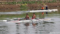 Sejumlah atlet dayung DKI Jakarta berlatih di kawasan Kanal Banjir Timur, Marunda, Jakarta, Kamis (12/3/2020).