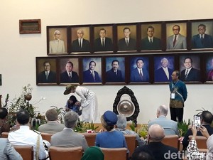 Kunjungi UGM, Ratu Maxima Silangkan Anggrek Asli Yogya