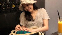 Sepertinya Go Eun senang berpose tanpa melihat ke arah kamera yang menyorotnya. Seperti posenya yang sedang menikmati jus jeruk segar ini. Foto: Instagram @ggonekim