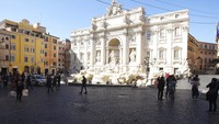 Air mancur Trevi juga jadi salah satu objek wisata populer di Kota Roma, hal itu terlihat seperti foto yang diabadikan pada bulan Juni tahun 2017 silam. Namun, kini suasana di area sekitar air mancur Trevi tak banyak didatangi oleh warga maupun wisatawan saat dipotret pada Rabu (11/3/2020) waktu setempat. AP Photo/Andrew Medichini.