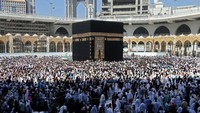 Sebelum virus Corona menghantam, Kakbah selalu ramai dikunjungi jamaah dari berbagai penjuru dunia. Tak kurang ribuan orang berkunjung ke sini setiap harinya. (AFP)